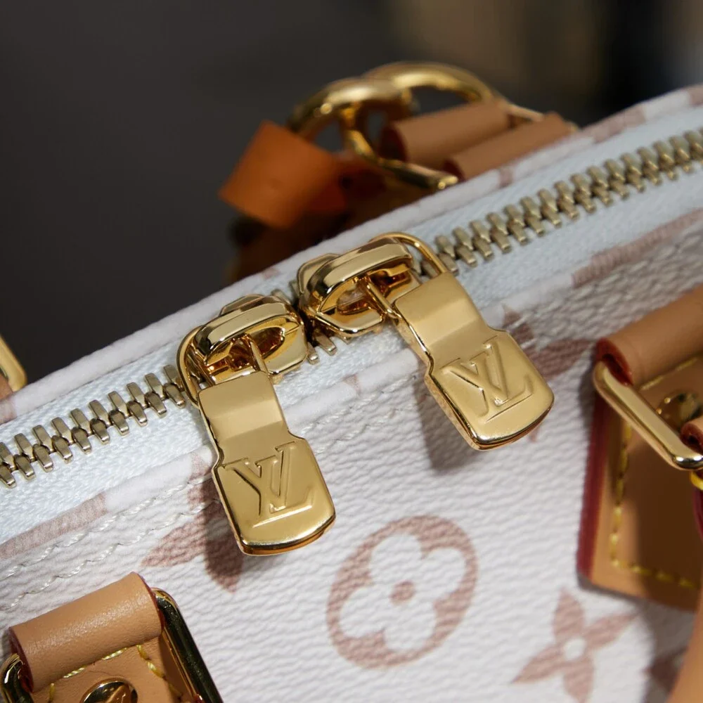 LOUIS VUITTON. dimensions 18